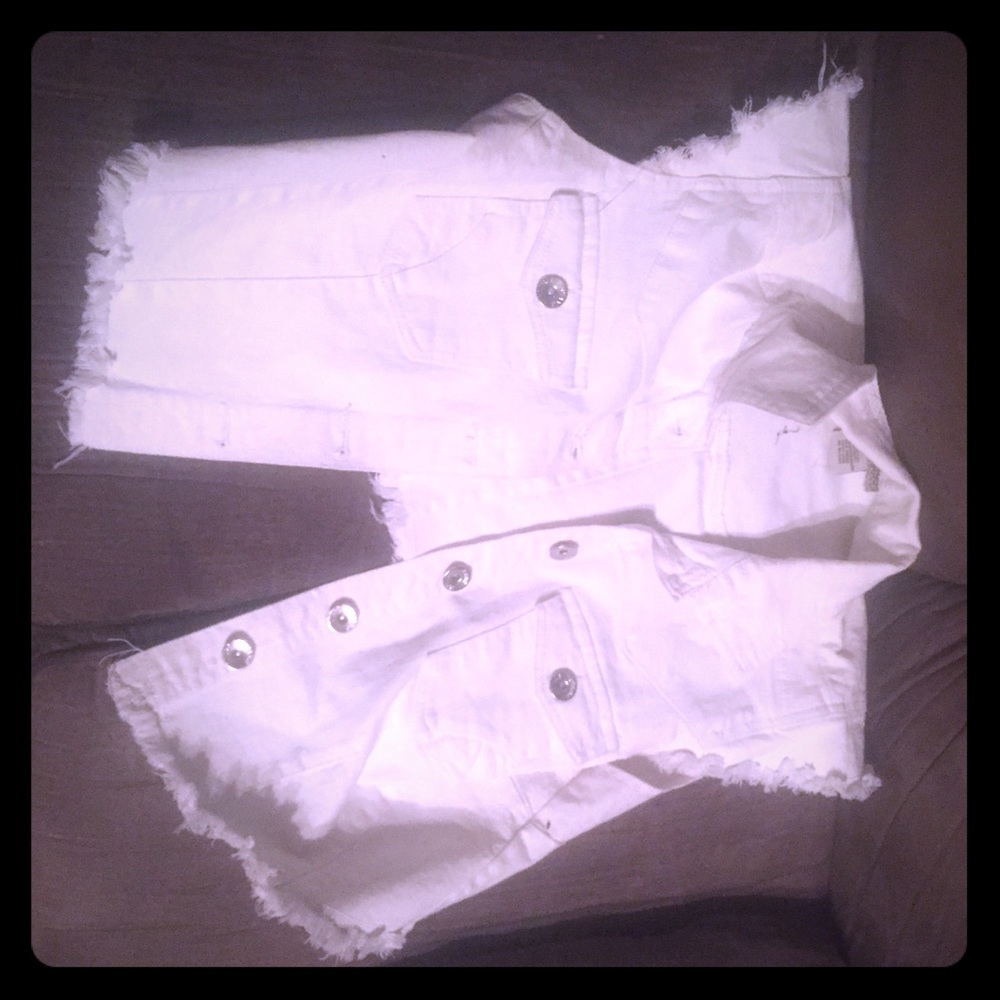 Cropped sleeveless white jean jacket